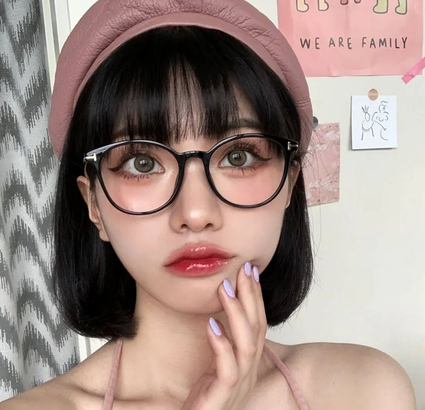 Cô nàng tóc ngắn cá tính dùng tay che nửa khuôn mặt tạo sự tò mò