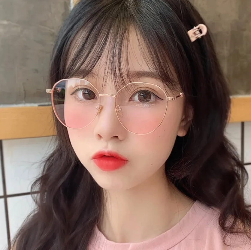 Cô nàng tóc ngắn mái thưa đeo kính gọng tròn dễ thương
