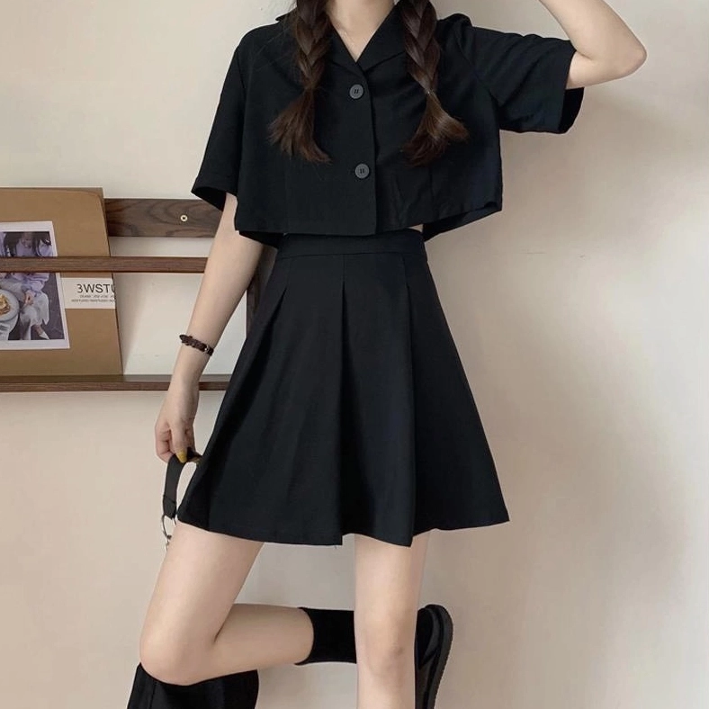 Cô nàng xinh đẹp diện váy ngắn đen khoe trọn vóc dáng gợi cảm cùng ánh mắt mơ màng sâu lắng