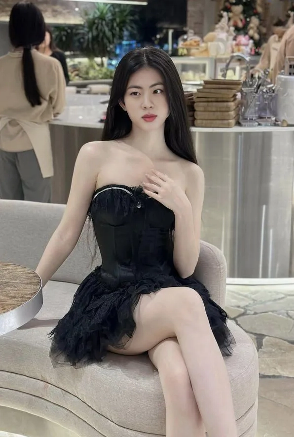 Cô nàng xinh đẹp diện váy ngắn sexy khoe trọn vẻ gợi cảm cuốn hút
