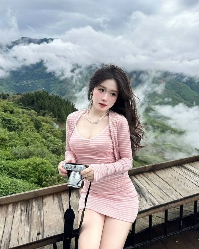 Cô nàng xinh đẹp mặc đồ hồng nhảy múa tràn đầy năng lượng tươi vui