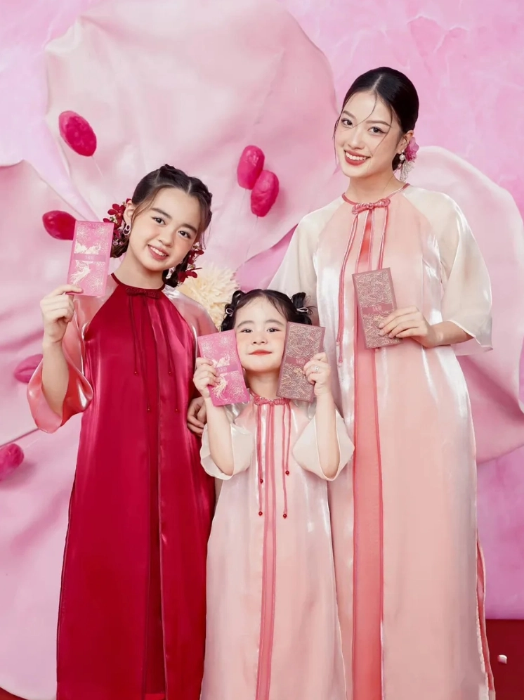 Cô nàng xinh xắn tạo dáng chụp ảnh tết với bao lì xì đỏ may mắn