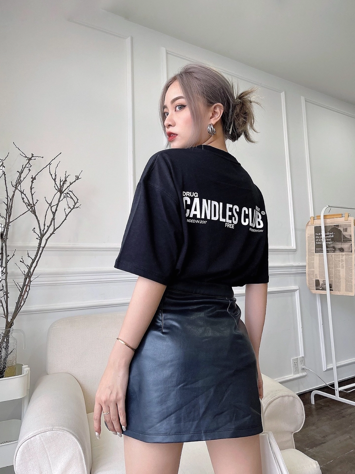 Cô nàng xinh xắn tạo dáng cực sành điệu với áo rộng và chân váy da ôm sát quyến rũ