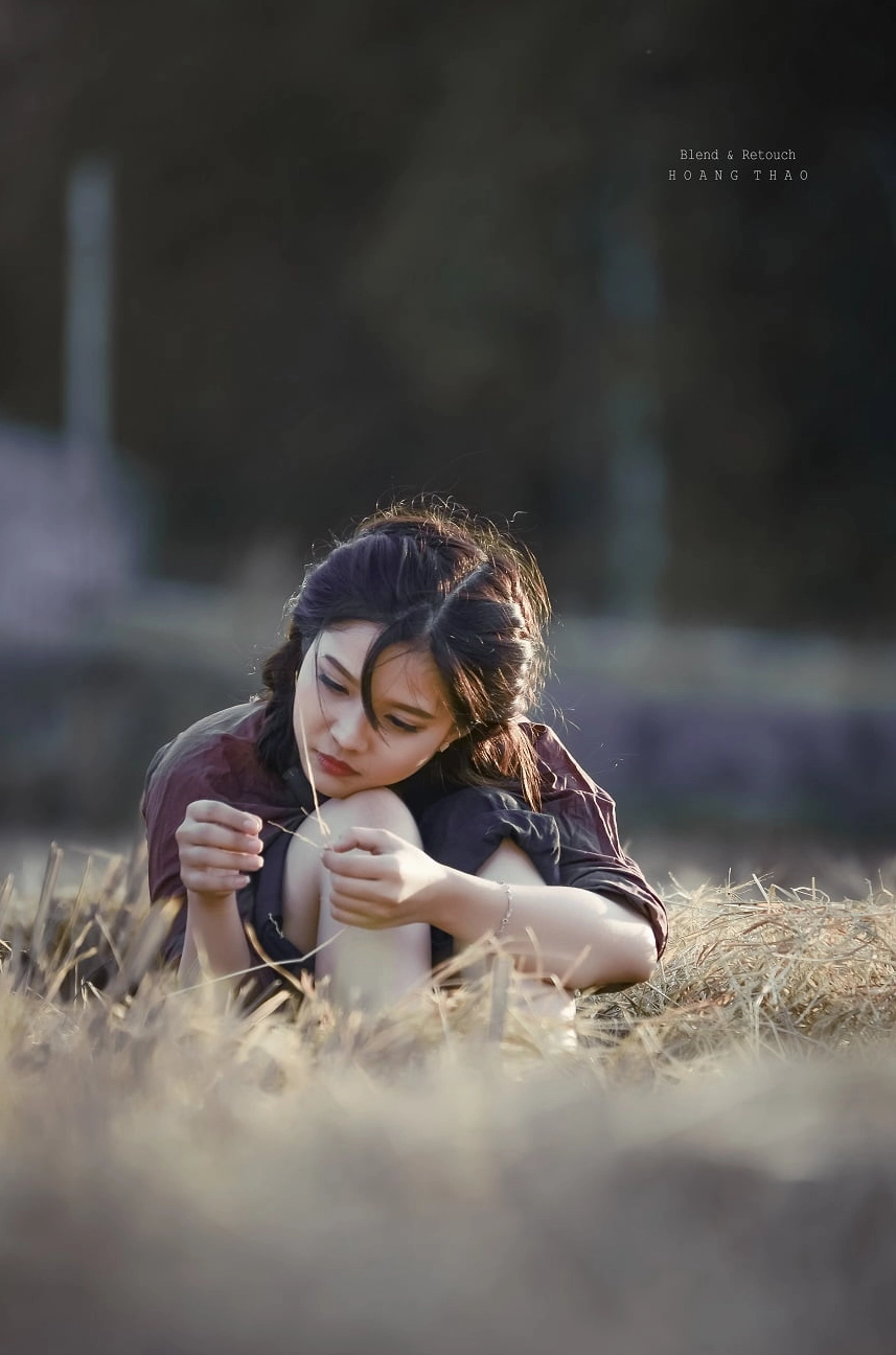 Cô nàng xinh xắn thả hồn vào mây trời lộng gió chốn đồng quê thanh bình