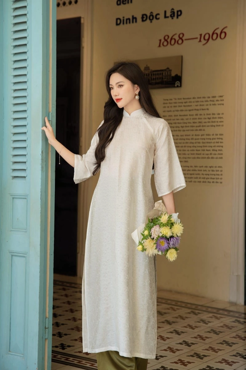 Cô nàng xinh xắn trong mẫu áo dài trắng tay lỡ trẻ trung năng động