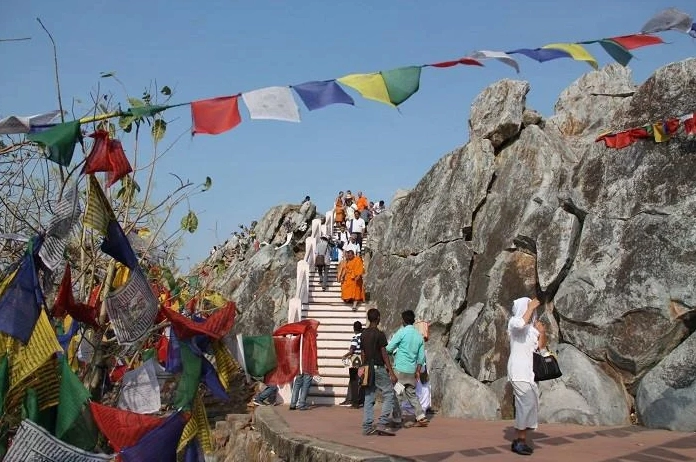 Con đường bậc thang đá cổ kính dẫn lên đỉnh Núi Linh Thứu thiêng liêng