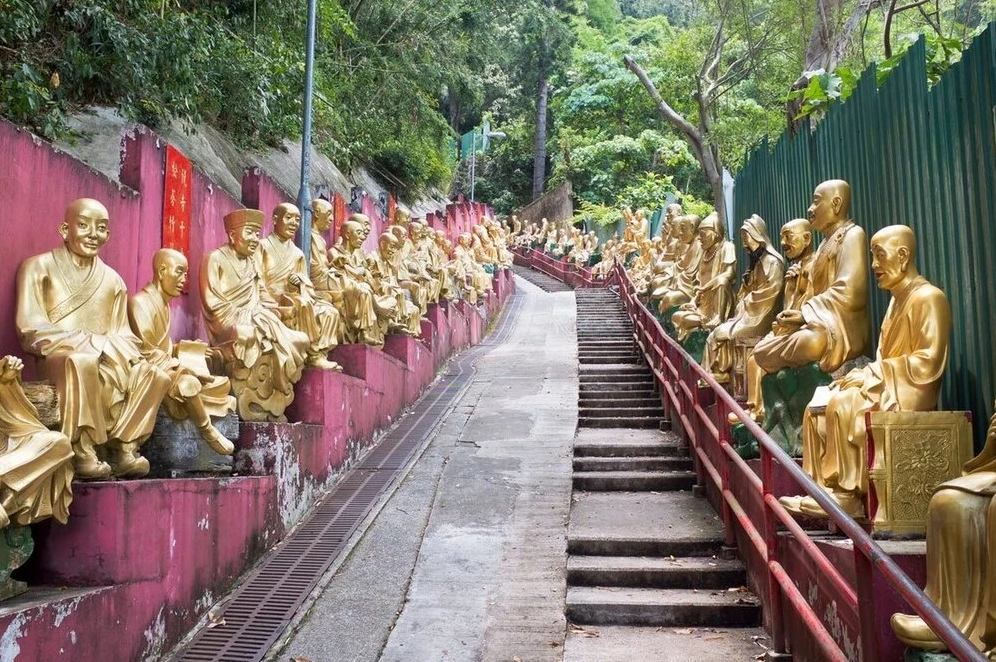 Con đường gồm 430 bậc thang đá dẫn lên Tu viện Vạn Phật rợp bóng cây xanh mát