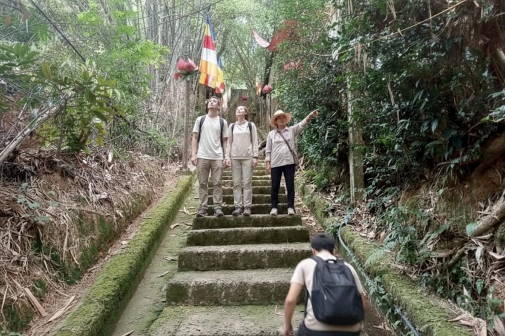 Con đường tâm linh với 239 bậc đá ong xứ Đoài dẫn lên không gian thanh tịnh