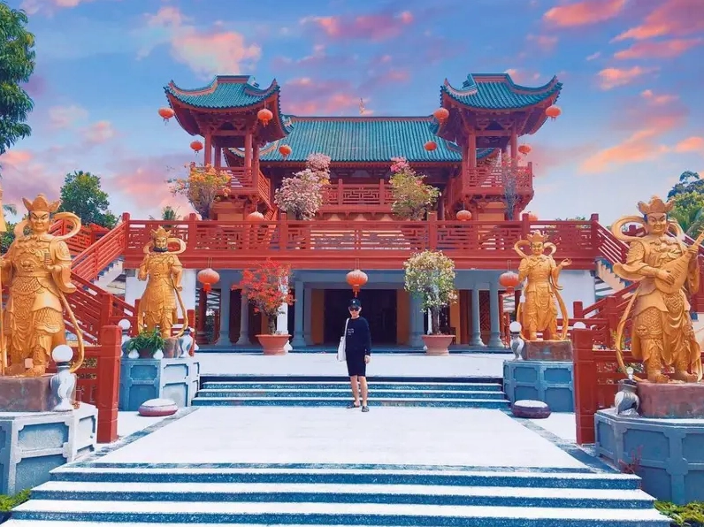 Cổng chính dẫn vào không gian linh thiêng của Chùa Lầu