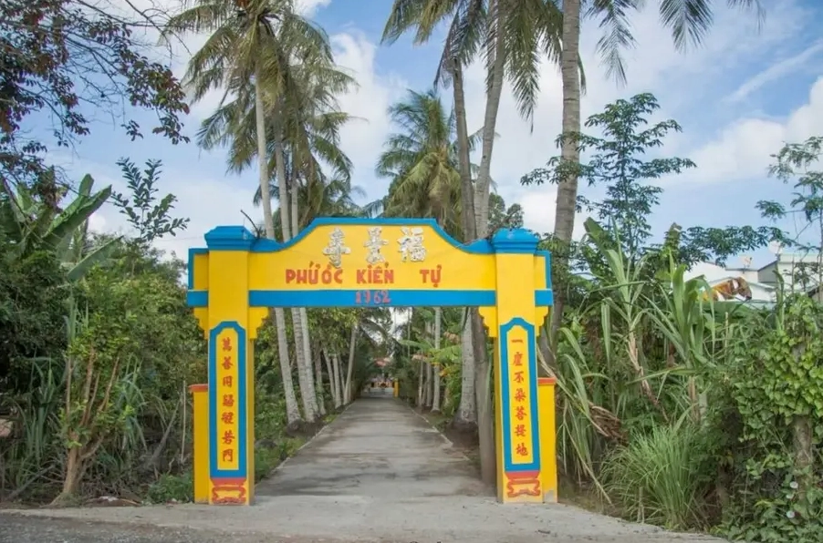 Cổng chùa Phước Kiển trang nghiêm chào đón du khách thập phương về chiêm bái