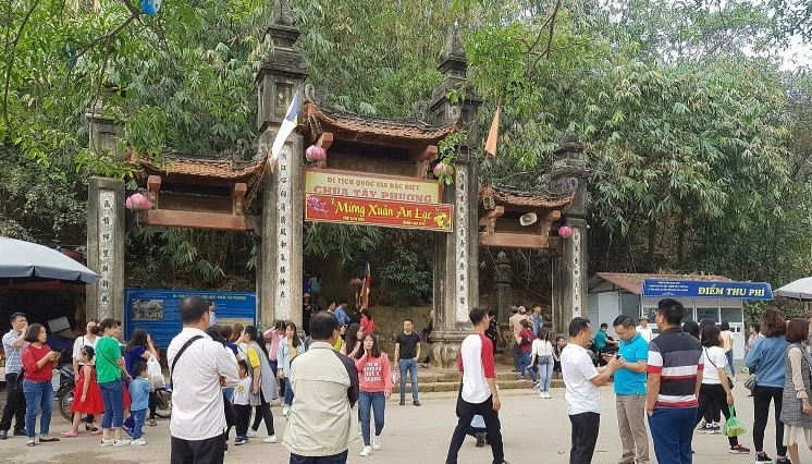 Cổng Chùa Tây Phương cổ kính rêu phong đón bước chân người hành hương