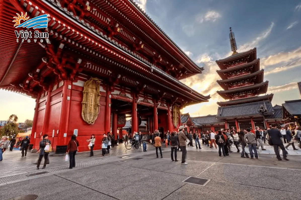 Cổng sấm Kaminarimon bề thế với chiếc đèn lồng đỏ khổng lồ rực rỡ