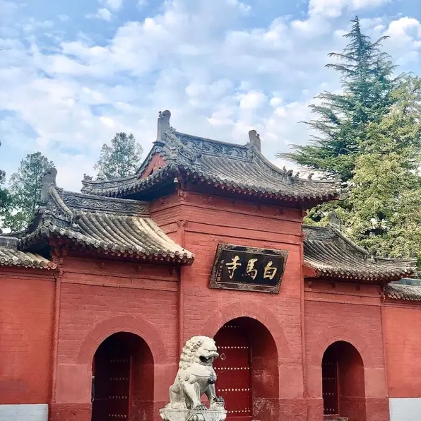 Cổng tam quan Bạch Mã tự sừng sững uy nghi đón bước chân người hành hương