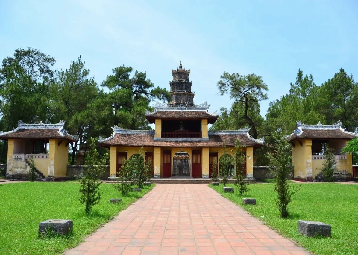 Cổng tam quan rêu phong cổ kính đón chào phật tử thập phương