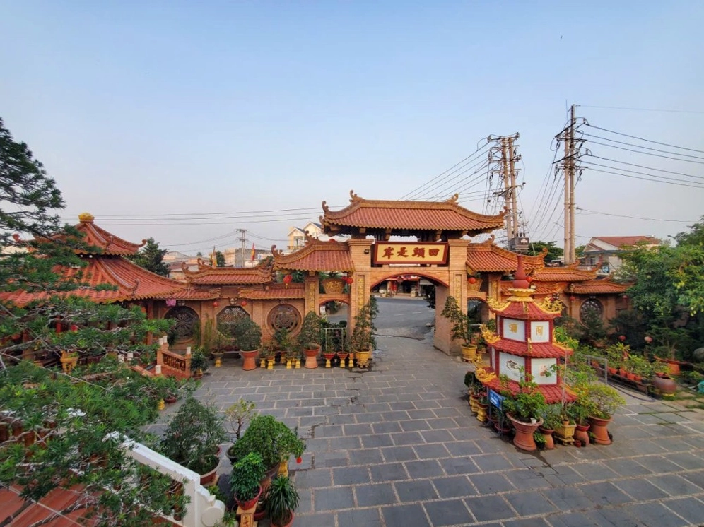 Cổng tam quan uy nghi bề thế dẫn lối vào không gian thanh tịnh của nhà chùa