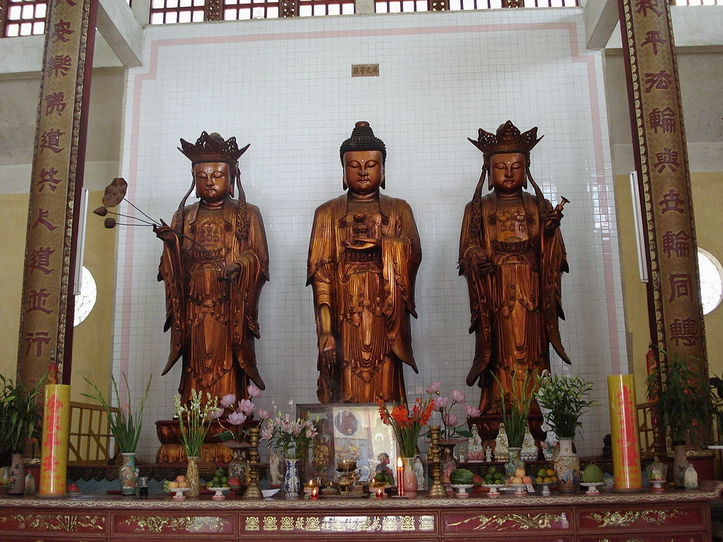 Cổng tam quan với đường nét kiến trúc tinh xảo mang đậm phong cách Trung Hoa