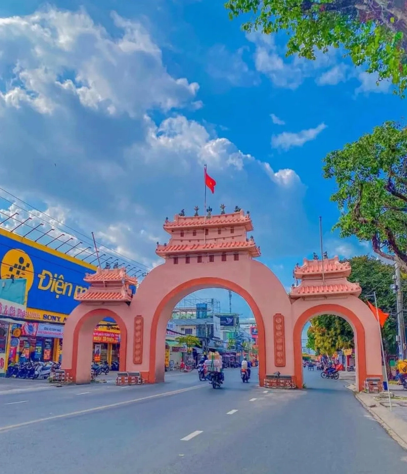 Công trình kiến trúc lịch sử Cổng Tam Quan nổi bật giữa trung tâm thành phố