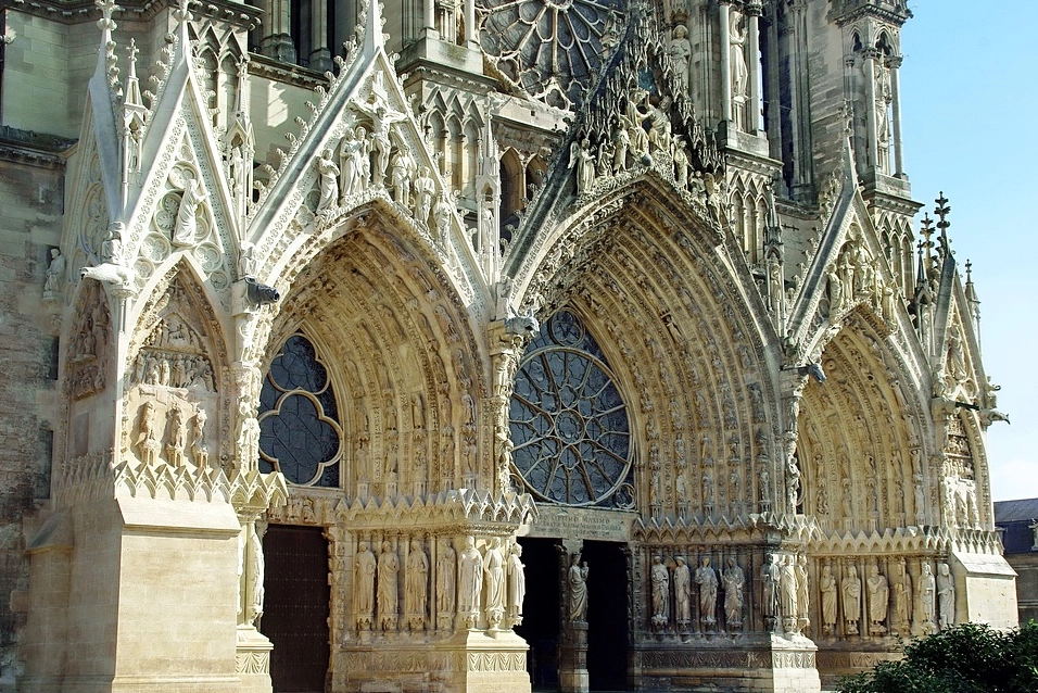 Cổng vòm nhọn kiến trúc Gothic