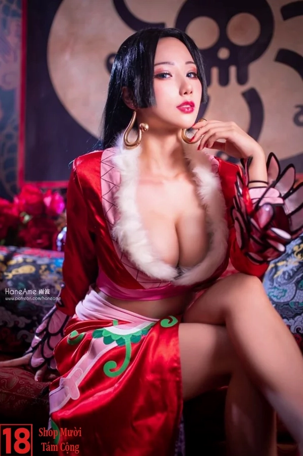Cosplay Boa Hancock khoe đường cong bốc lửa và thần thái đỉnh cao
