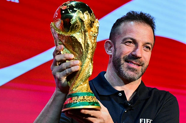 Cựu danh thủ người Ý Alessandro Del Piero nâng cúp vàng FIFA World Cup trong chuyến lưu diễn tại Los Angeles