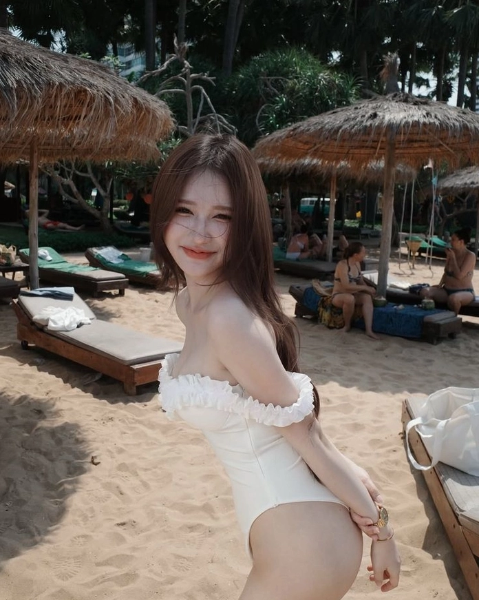 Đắm chìm trong phong cách mùa hè rực rỡ với trang phục bikini trắng và nụ cười rạng ngời