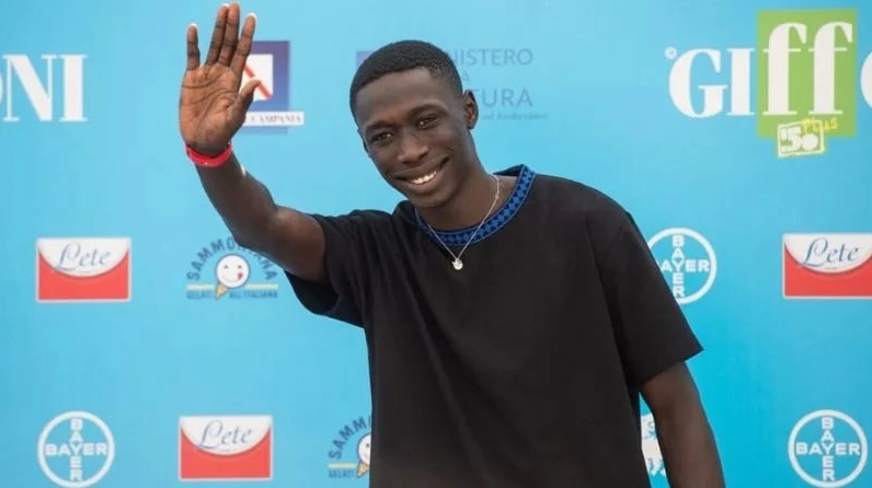 đáng yêu vô tri anh da đen vẫy tay