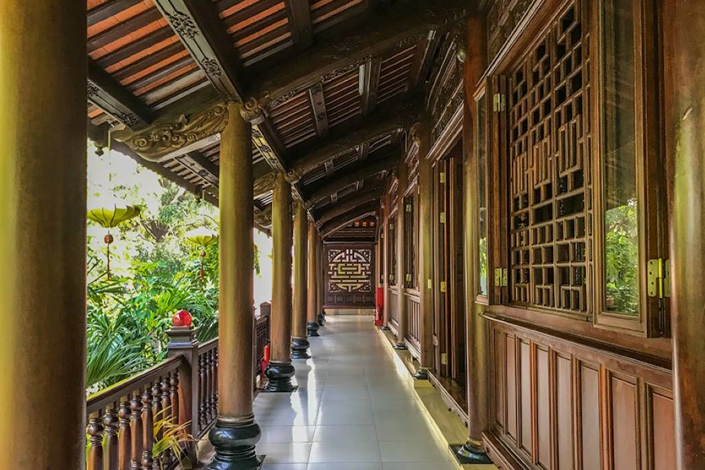 Dạo bước dọc theo hành lang cổ kính tại khuôn viên chùa Già Lam thành phố Hồ Chí Minh
