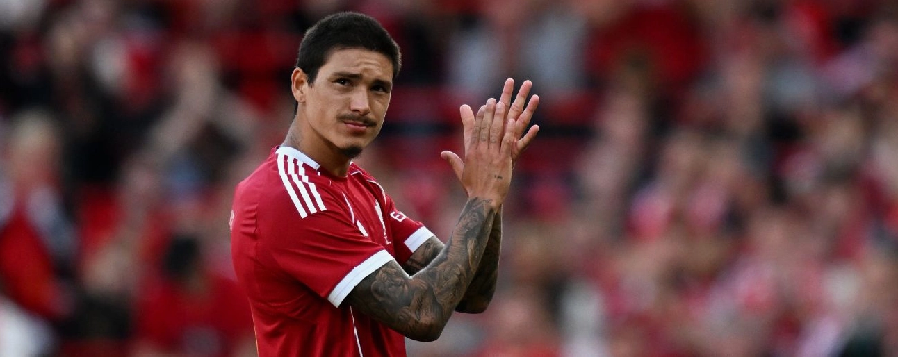 Darwin Nunez vỗ tay tri ân người hâm mộ Liverpool khi rời sân sau trận giao hữu tiền mùa giải