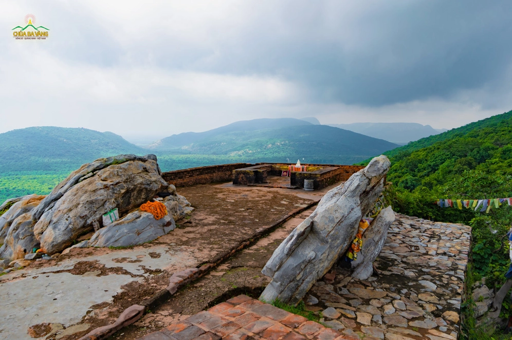 Dấu tích hương thất bằng gạch đá cổ của Đức Phật tại đỉnh núi