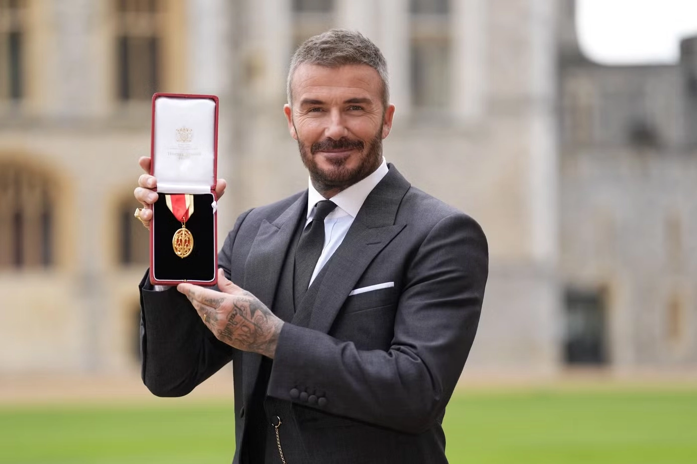 David Beckham trong tư thế chuẩn bị thực hiện cú tạt bóng đặc trưng bằng chân phải