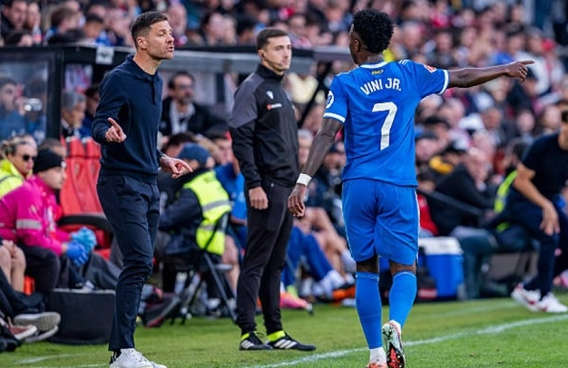 Dawsari hướng dẫn và động viên các đồng đội trẻ trên sân tập