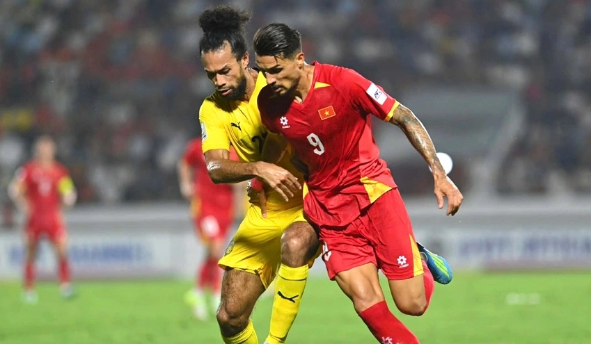 Dawsari trong một pha tranh chấp bóng quyết liệt ở khu vực giữa sân