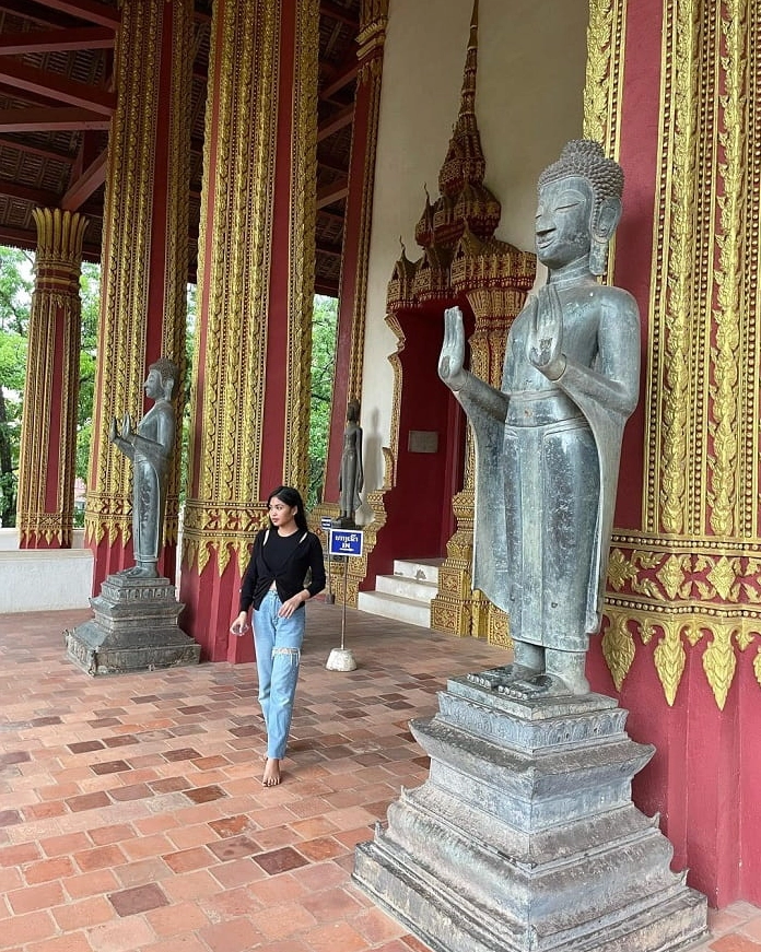 Dãy tượng Phật bằng đồng uy nghi được đặt dọc theo hành lang bao quanh điện thờ chính