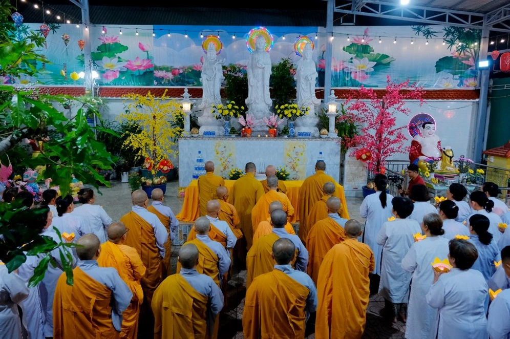 Đêm hoa đăng tưởng niệm ấm áp và thiêng liêng thắp sáng đạo tâm của hàng ngàn Phật tử