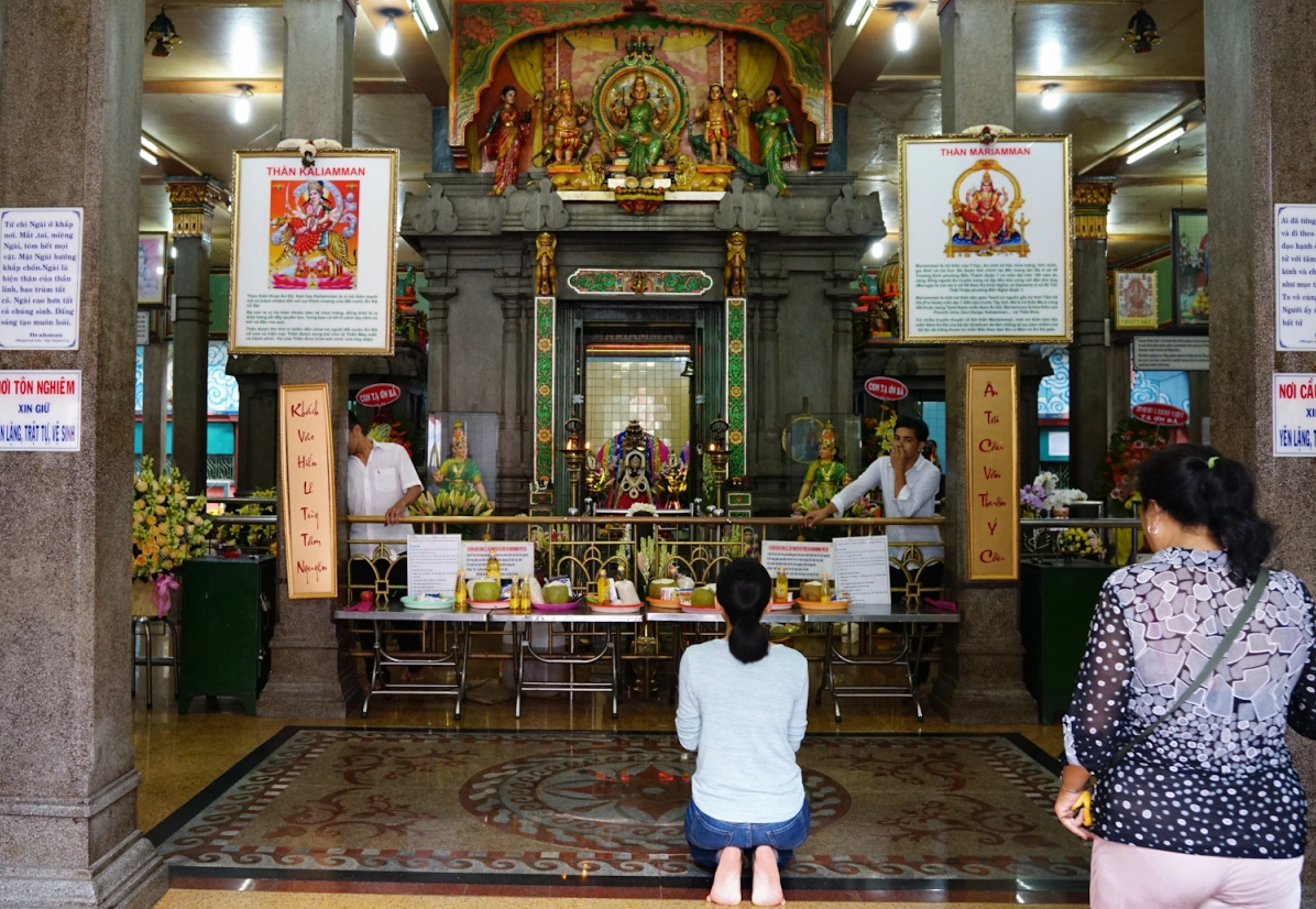 Điện chính thờ nữ thần Mariamman trang nghiêm tại Chùa Bà Ấn Độ