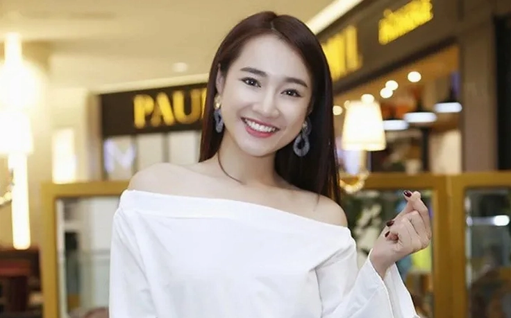 Diễn viên Nhã Phương cười tươi rạng rỡ trong một sự kiện