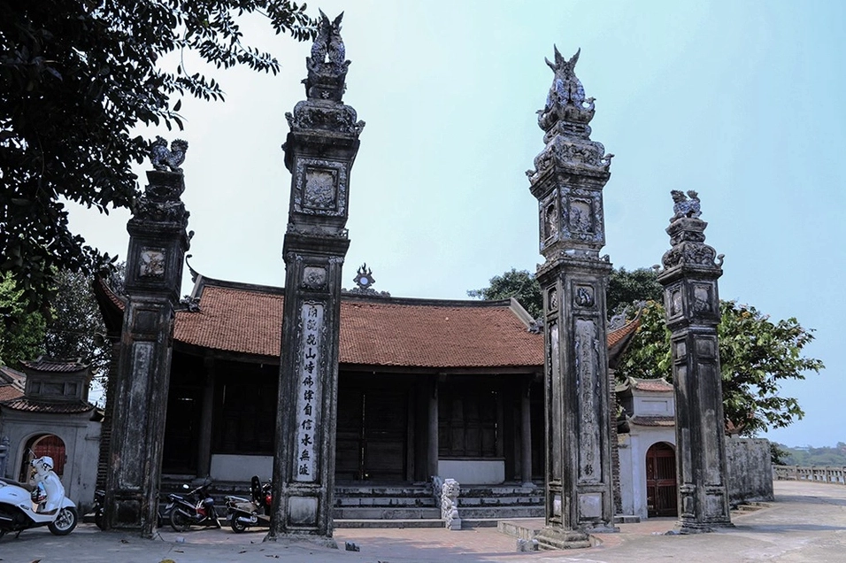 Đình Chèm có niên đại hơn hai nghìn năm nằm cạnh Sông Hồng