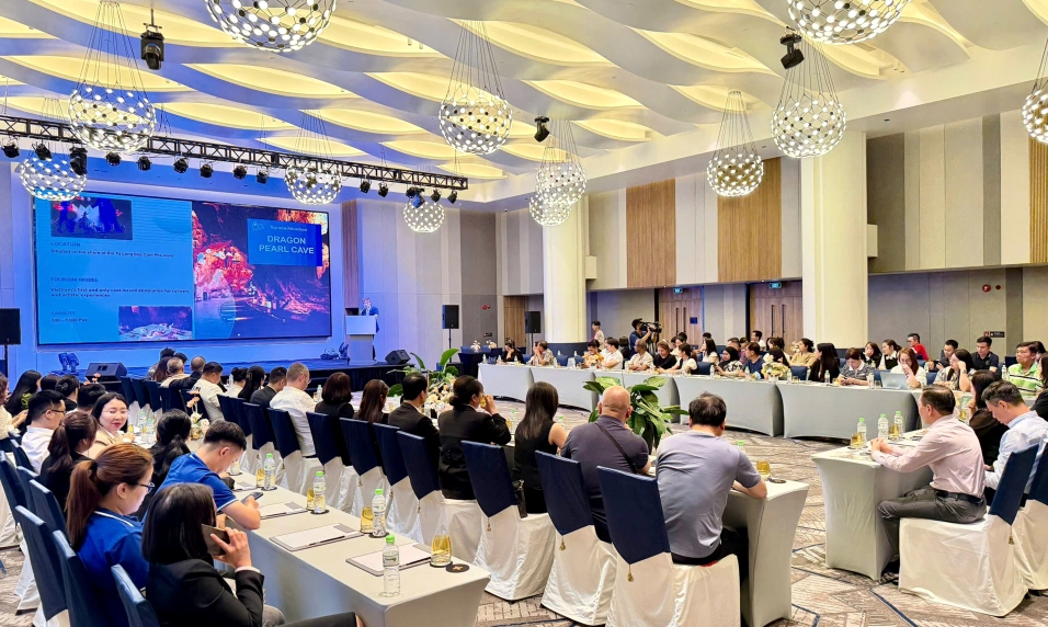 Đoàn du khách thập phương về chiêm bái và tìm hiểu văn hóa tại không gian tâm linh