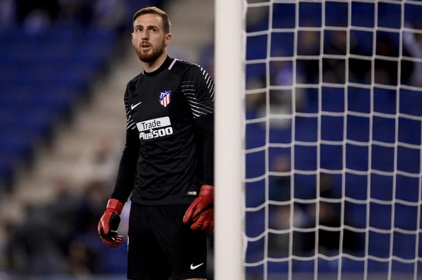 Đôi bàn tay thép của thủ môn Jan Oblak đang nắm chặt trái bóng trong một pha không chiến dũng mãnh