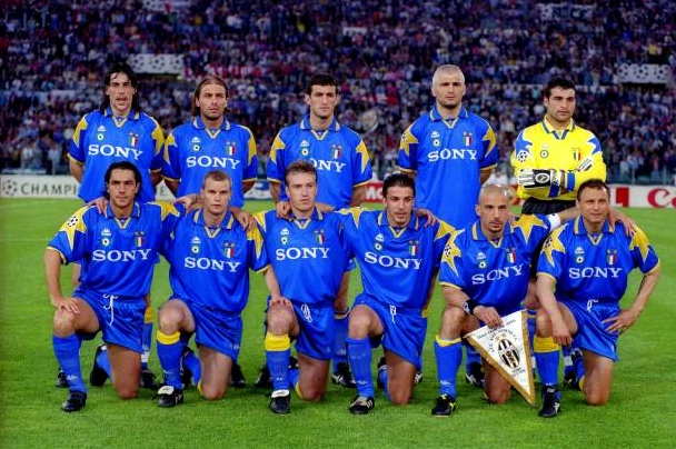 Đội hình Juventus với các hảo thủ như Torricelli Conte Ferrara Ravanelli Peruzzi Souza Pessotto