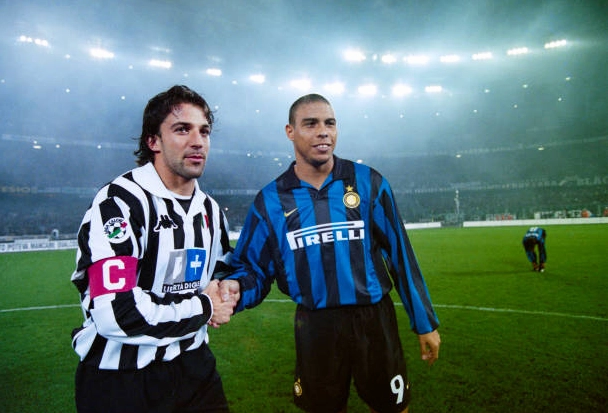 Đội trưởng Juventus Alessandro Del Piero bắt tay Ronaldo của Inter Milan trước thềm trận đấu Serie A ngày 25 tháng 10 năm 1998 tại Turin Ý