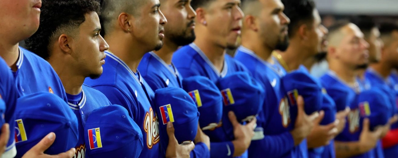 Đội tuyển bóng chày quốc gia Venezuela xếp hàng ngang ngay ngắn trước thềm trận đấu tứ kết giải World Baseball Classic 2026