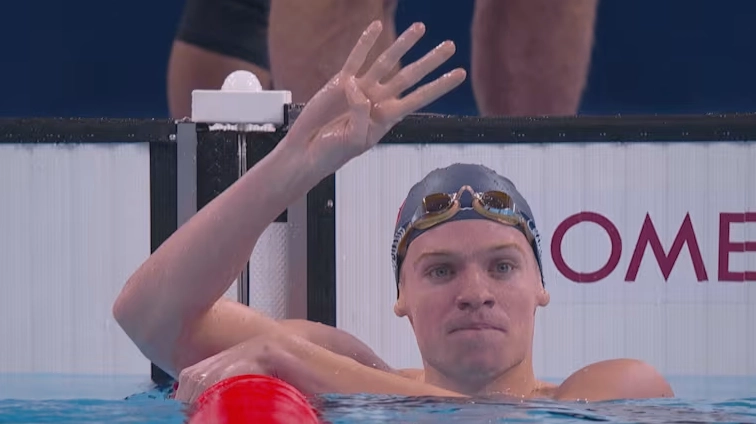 Đội tuyển Pháp đứng trang nghiêm trong lễ chào cờ