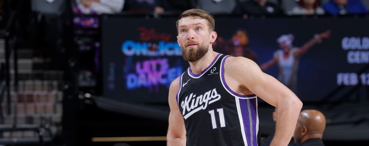 Domantas Sabonis quan sát thế trận trong trận đấu gặp Miami Heat tại Golden 1 Center