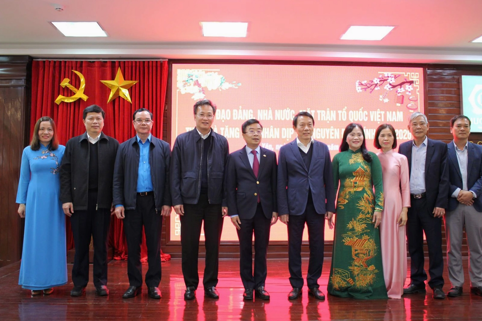 Đồng chí Bộ trưởng Bộ Công an và Chủ tịch Tổng Liên đoàn Lao động Việt Nam thăm chúc Tết đoàn viên