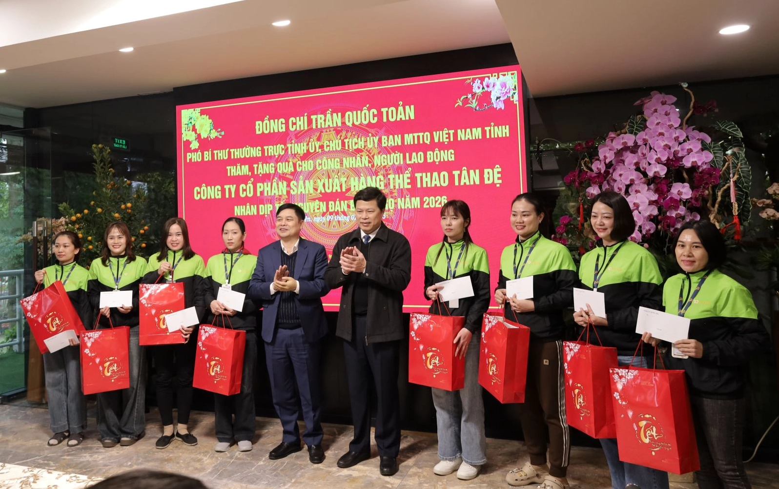 Đồng chí Trần Quốc Toản Phó Bí thư Thường trực Tỉnh ủy Chủ tịch Ủy ban MTTQ Việt Nam tỉnh thăm tặng quà Tết