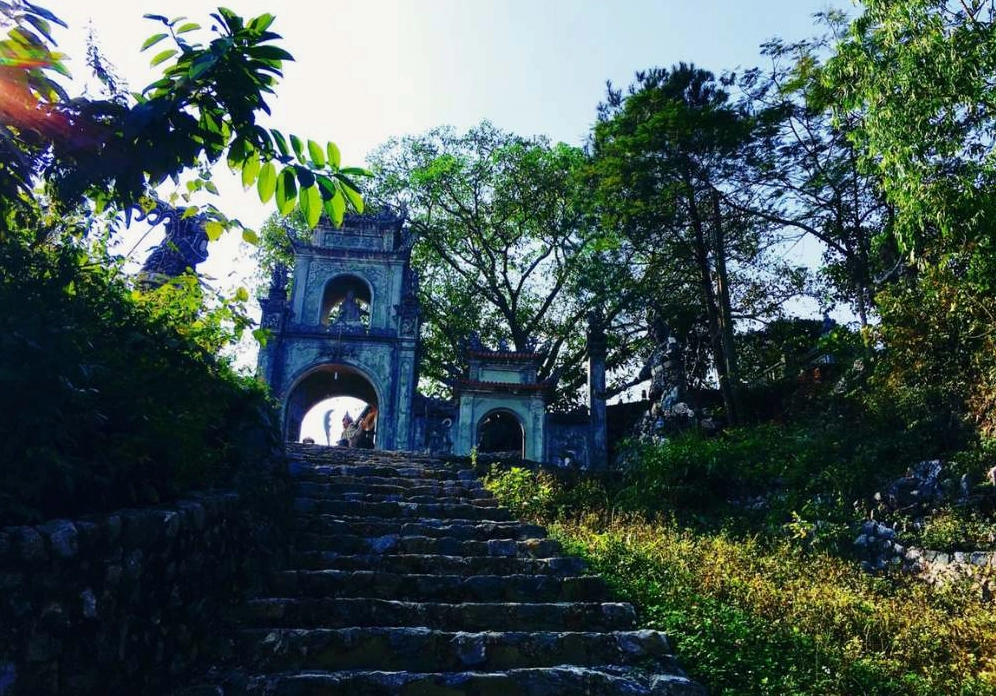 Đông đảo người dân đến lễ bái cầu nguyện tại Chùa Cực Lạc