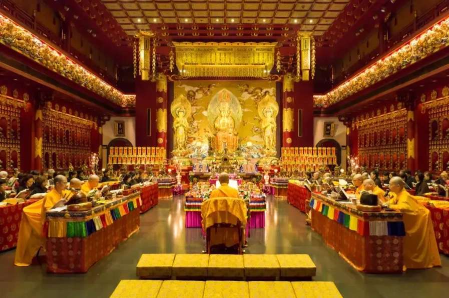 Đông đảo Phật tử và du khách thập phương thành kính cầu nguyện bên trong không gian đại điện trang nghiêm