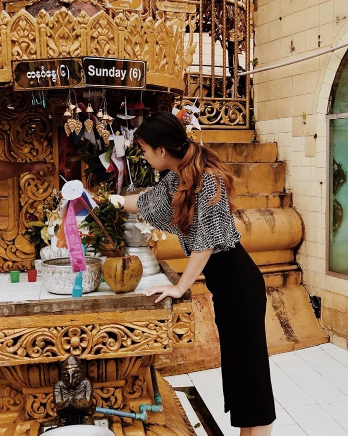 Dòng người thành kính dâng hương hoa bên trong khuôn viên chốn thiền môn