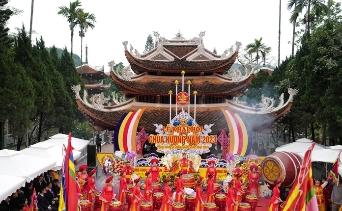 Dòng suối Yến êm đềm đưa rước hàng vạn đoàn khách hành hương